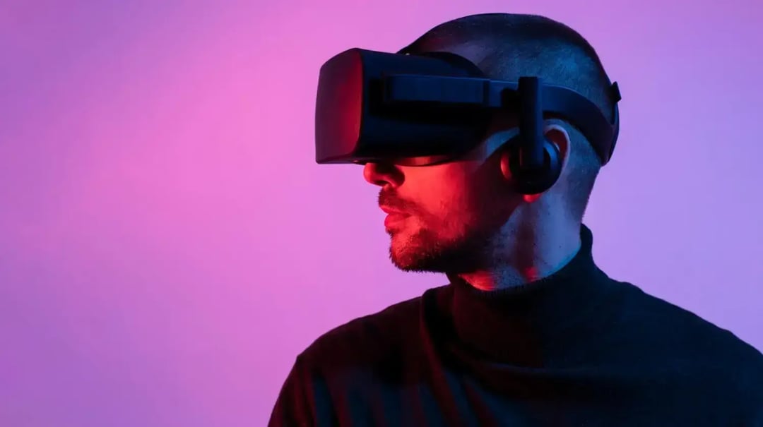 close-up-man-with-vr-glasses