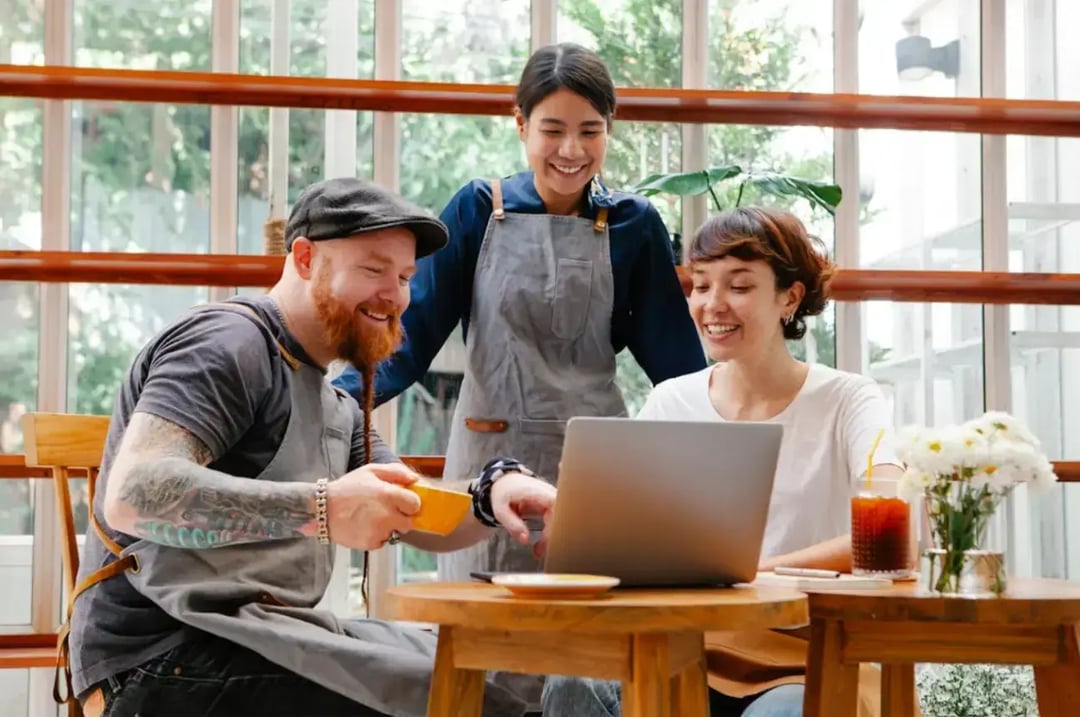 colleagues-working-on-laptop-in-cafe