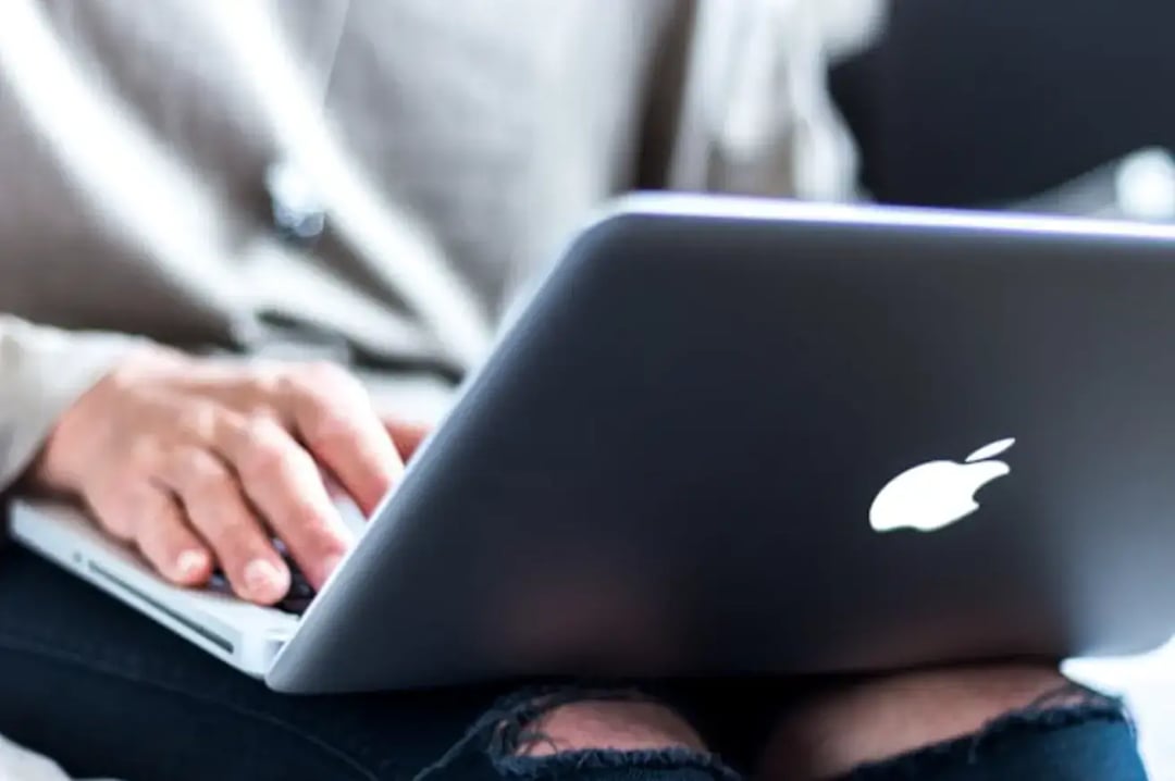 person-using-silver-macbook