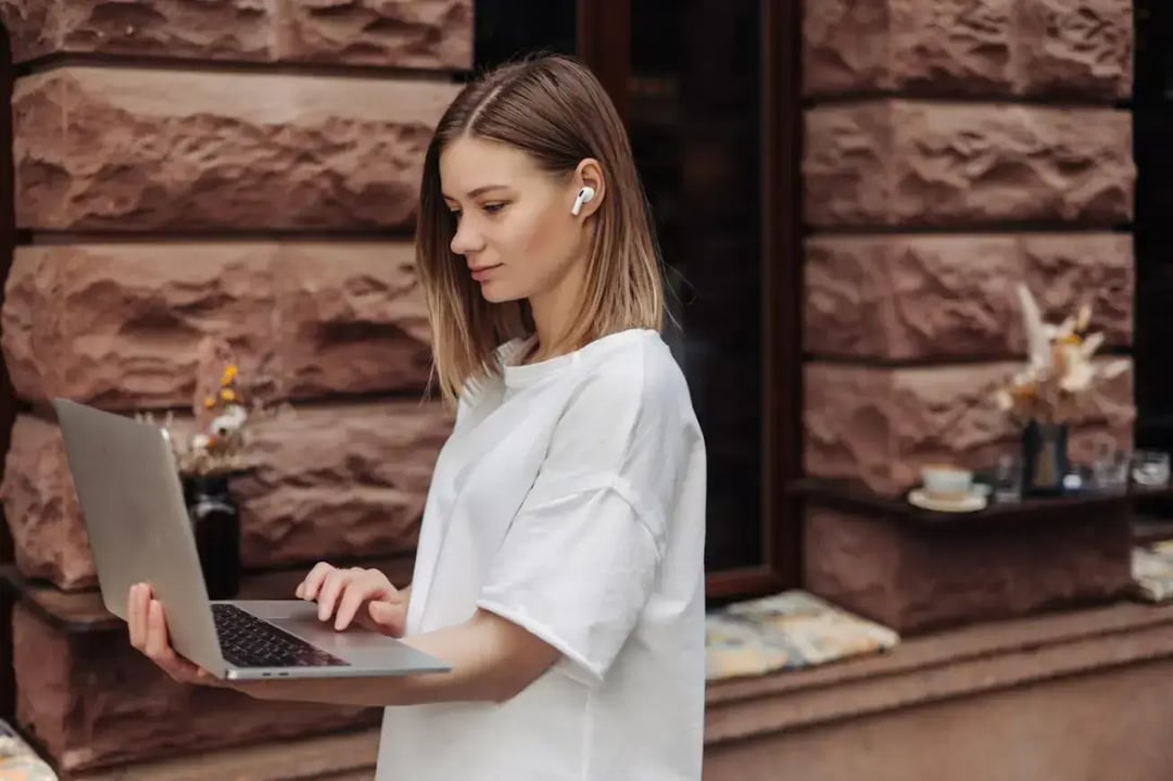 woman-working-laptop-city