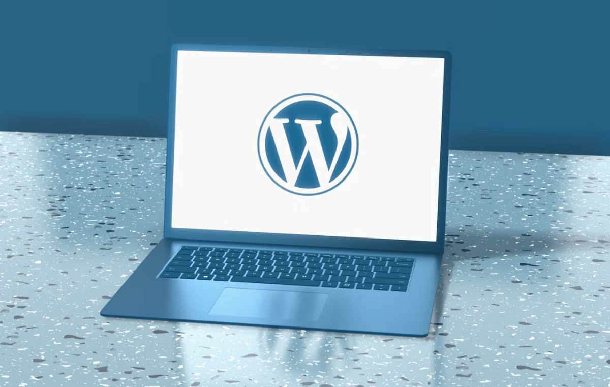 wordpress-logo-on-laptop