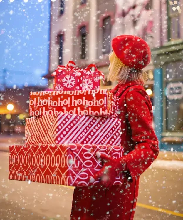 young-woman-with-shopping-bags-in-the-snow