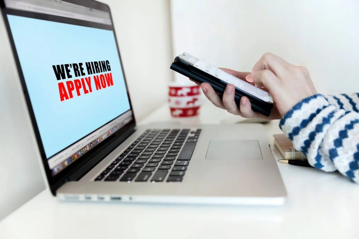 applicant-preparing-for-online-job-application